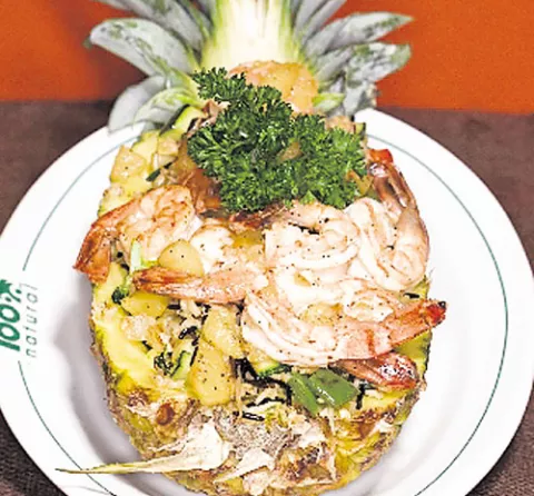 Un japonés subasta y cocina sus genitales en un banquete