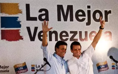 López abandona la carrera electoral y pide el voto para Capriles en Venezuela