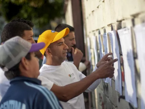 Venezolanos acuden de forma masiva a las urnas en jornada soleada y tranquila