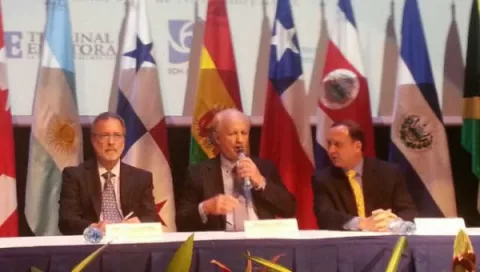 Le prende fuego a su esposa por error en una gasolinera 