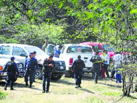 Jefes militares y policiales marchan contra la violencia en México 
