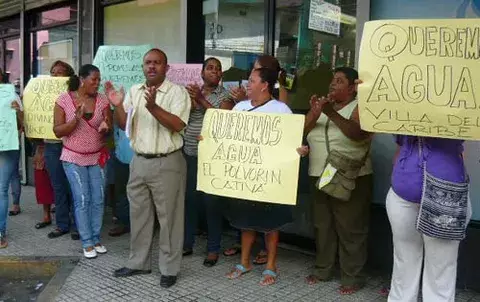 Moradores del corregimiento de Cristóbal portestan en la sede del IDAAN 