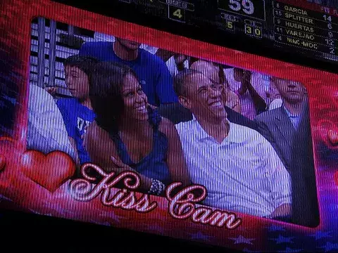 Beso de Obama a su esposa en partido de baloncesto genera debate en EEUU