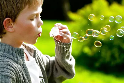 Caen los casos de asma infantil después de la prohibición de fumar