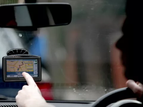 Un colombiano sigue a su novia con GPS, la descubre con el jefe y acaba preso