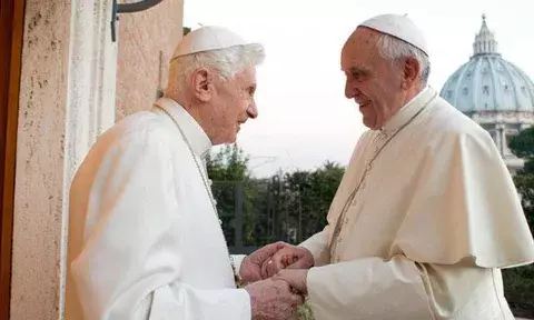 Portavoz destaca la convivencia y la solidaridad entre los dos papas