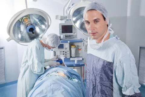 Inhabilitan a doctores por amputar la pierna equivocada