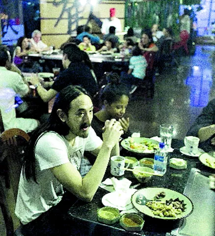 El famoso artista cenó en Benihana Panamá, el restaurante de su padre  