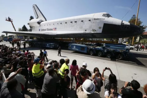 El transbordador espacial Endeavour recorre la ciudad