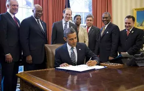 Obama firma los TLC con Colombia, Corea del Sur y Panamá