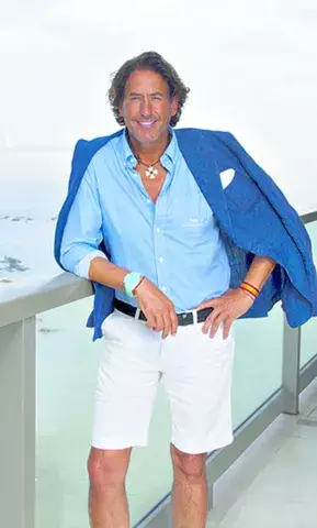 Es un  empresario,  aventurero, conferencista y productor  