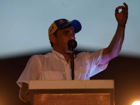 Capriles asegura que las encuestas lo favorecen