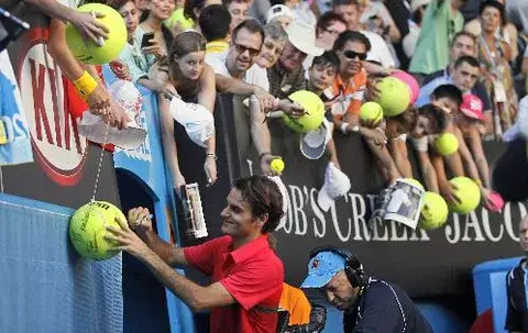 Federer se convierte en milenario en Australia
