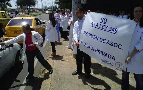 Inicia marcha de "Médicos por la Patria" hasta la Asamblea Nacional