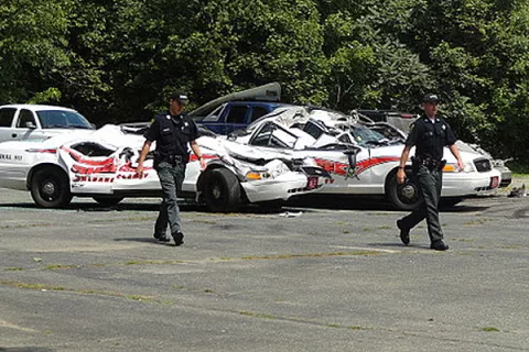 Hombre usa tractor para destrozar autos policiales 