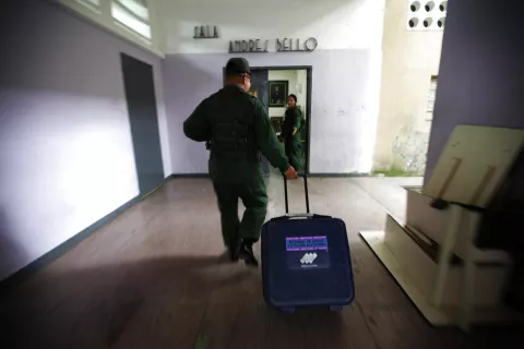 Venezuela instala mesas electorales a dos días de comicios presidenciales