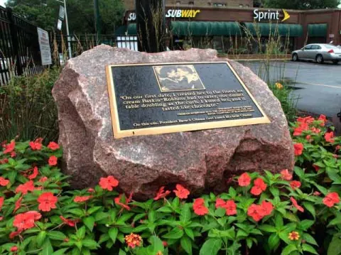 Existe placa conmemora el primer beso de los Obama
