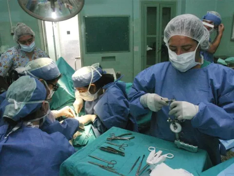 Niño sobrevive a trasplante de 5 órganos