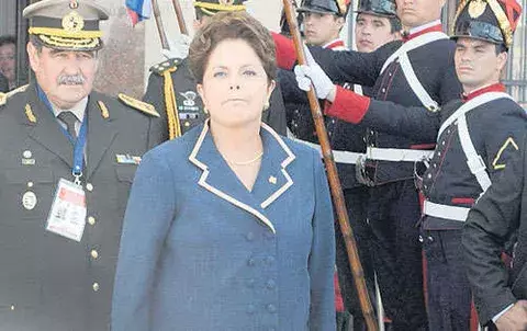 Rousseff firma decreto que baja impuestos  