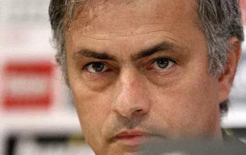  Mourinho entregó el mando a los españoles en plena marejada