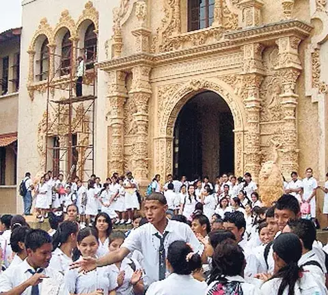 Normalistas protestan por sus licenciaturas 