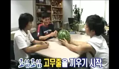 ¿Qué sucede si se juntan 500 ligas y una sandia?