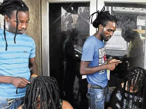 A un hombre lo agredieron en un boliche y le robaron sus trenzas