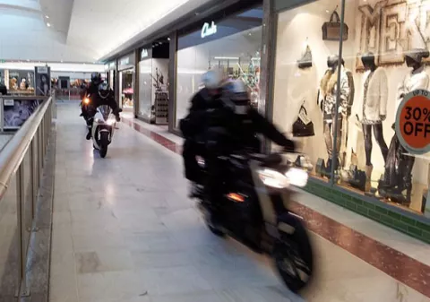 Motociclistas realizan un robo sacado de una película