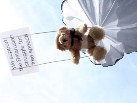 Caen 2 generales tras invasión de osos de peluche