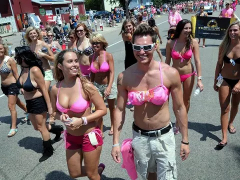 No se logró imponer marca mundial de desfile en bikini