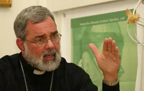 Gobierno de Honduras condecora a obispo panameño Rómulo Emiliani