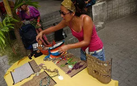 "Artesanos urbanos", al filo del empleo precario 