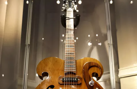 Guitarra de los Beatles podría venderse en 300 mil dólares