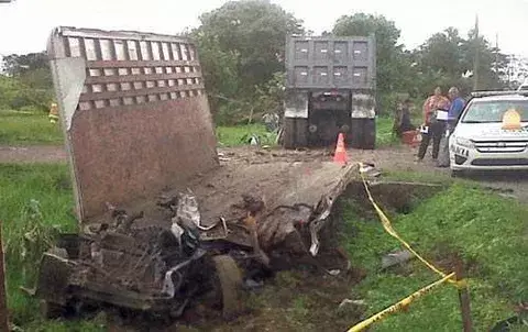 Dos muertos y un herido en accidente de tránsito entre camión y un panel 