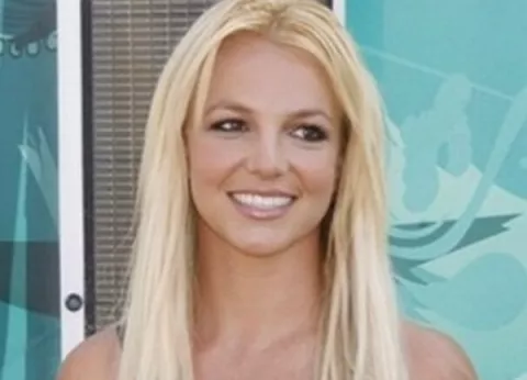 Gastó 90 mil dólares para verse como Britney Spears