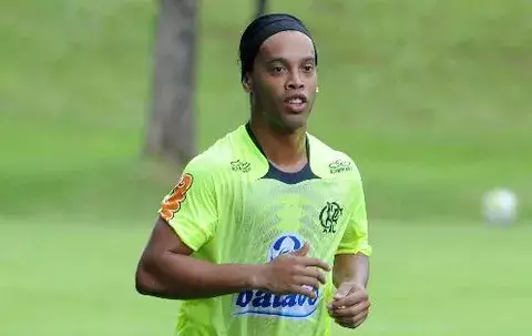 Brasil convoca a Ronaldinho para amistoso con Bosnia y excluye a Kaká 
