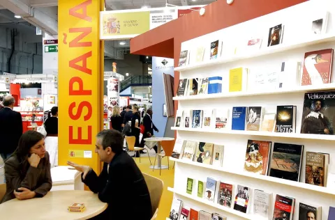 Alcalde dice que ni lee ni escribe al inaugurar una feria del libro en Perú