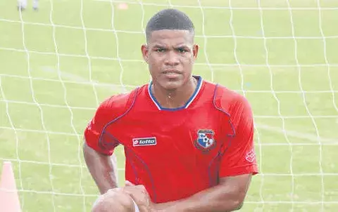 Román Torres hará prueba con otro equipo en Inglaterra 