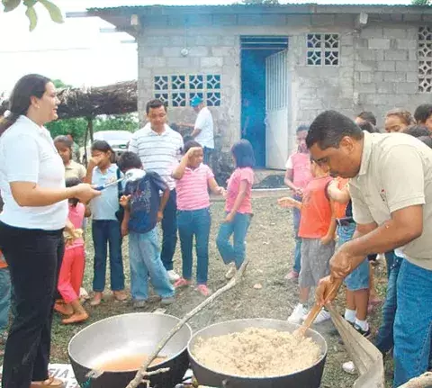 Niños humildes reciben alimentos en La Estrella 