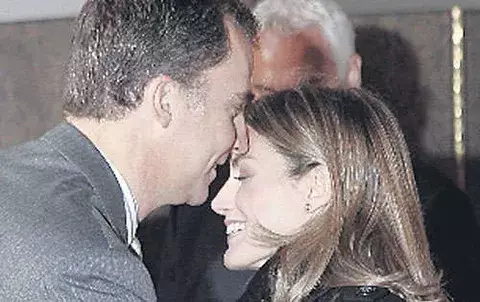 Cariñoso beso entre príncipes de Asturias 