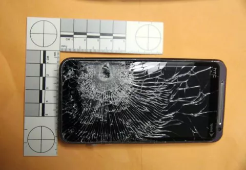 El celular salvó su vida, evitó que una bala le atravesara el corazón 