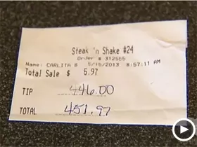 Por una comida de $6 dólares camarera recibe una propina de $446 dólares