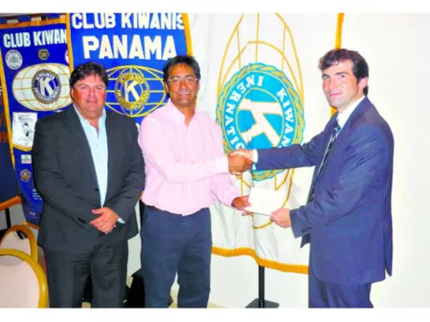 Entrega de donación al Club Kiwanis de Panamá
