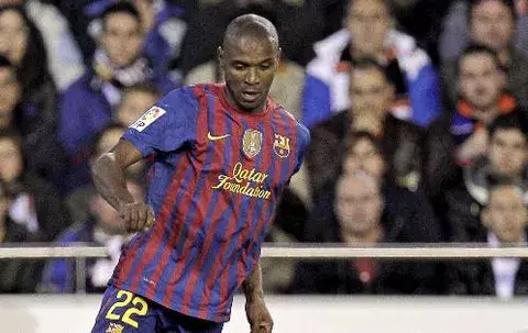 Abidal firma su renovación