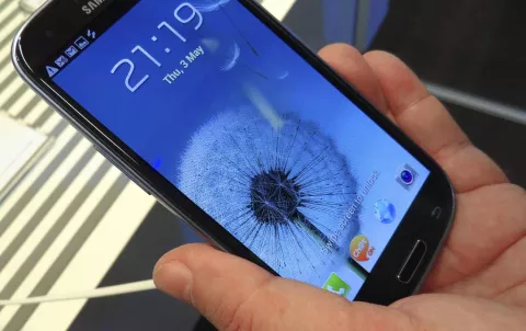 Samsung lanza el Galaxy S3, un teléfono móvil que "ve, entiende y responde"