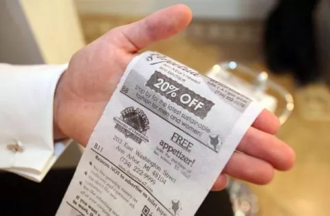 Dos hermanos promueven papel sanitario con publicidad