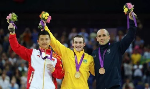 Chinos regalan a un atleta el oro que no ganó en Londres
