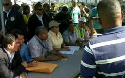Cortez conversa con trabajores de GUPC en Cocolí