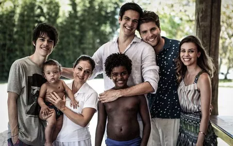 Primer beso gay en telenovela brasileña abre debate en redes sociales