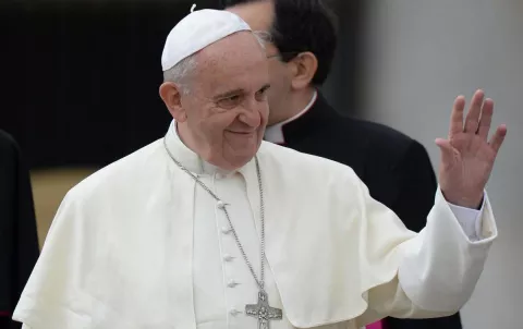 Inusual encuentro de un niño con el Papa Francisco (Ver vídeo)